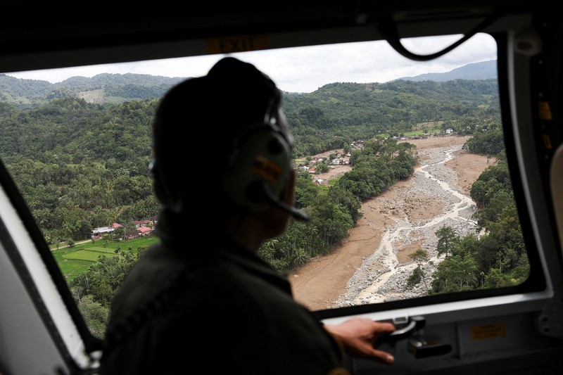 Pemandangan udara menunjukkan area yang rusak akibat banjir bandang di Palembayan, Kabupaten Agam, Provinsi Sumatera Barat, Indonesia, Minggu (30/11/2025). (REUTERS/Willy Kurniawan)