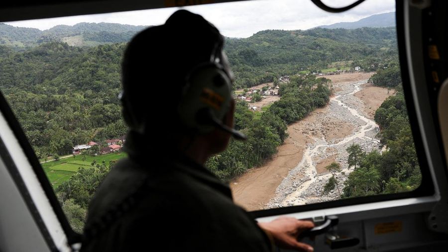 Pemandangan udara menunjukkan area yang rusak akibat banjir bandang di Palembayan, Kabupaten Agam, Provinsi Sumatera Barat, Indonesia, Minggu (30/11/2025). (REUTERS/Willy Kurniawan)