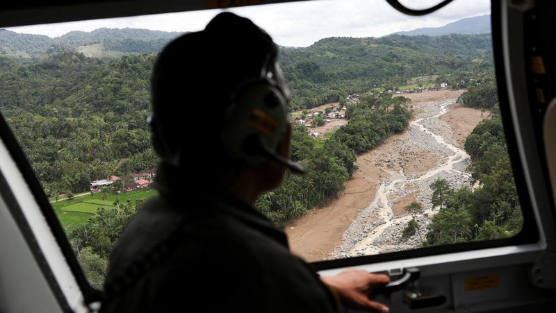 Pemandangan udara menunjukkan area yang rusak akibat banjir bandang di Palembayan, Kabupaten Agam, Provinsi Sumatera Barat, Indonesia, Minggu (30/11/2025). (REUTERS/Willy Kurniawan)