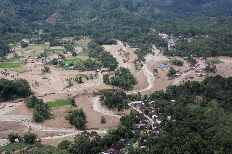 Pemandangan udara menunjukkan area yang rusak akibat banjir bandang di Palembayan, Kabupaten Agam, Provinsi Sumatera Barat, Indonesia, Minggu (30/11/2025). (REUTERS/Willy Kurniawan)