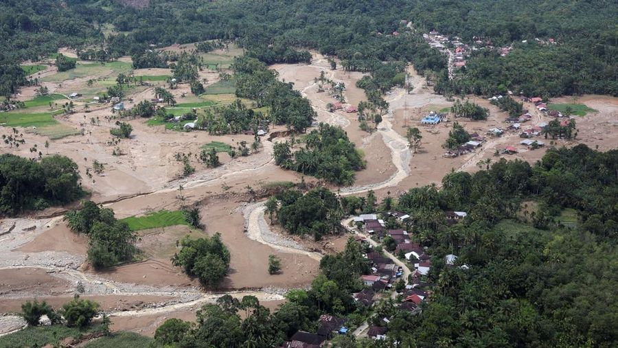 Pemandangan udara menunjukkan area yang rusak akibat banjir bandang di Palembayan, Kabupaten Agam, Provinsi Sumatera Barat, Indonesia, Minggu (30/11/2025). (REUTERS/Willy Kurniawan)