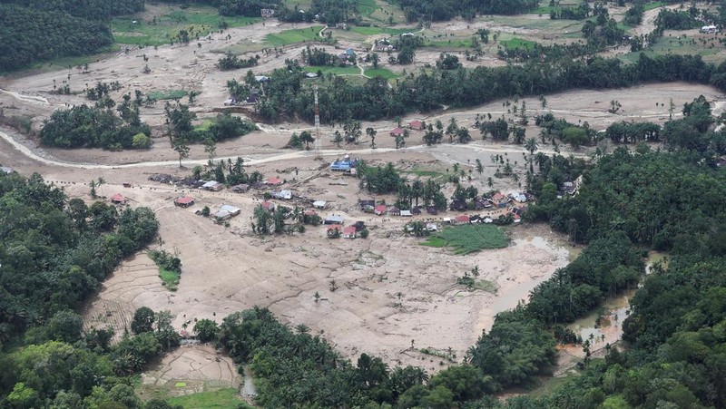 Pemandangan udara menunjukkan area yang rusak akibat banjir bandang di Palembayan, Kabupaten Agam, Provinsi Sumatera Barat, Indonesia, Minggu (30/11/2025). (REUTERS/Willy Kurniawan)