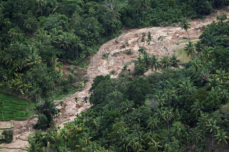 Pemandangan udara menunjukkan area yang rusak akibat banjir bandang di Palembayan, Kabupaten Agam, Provinsi Sumatera Barat, Indonesia, Minggu (30/11/2025). (REUTERS/Willy Kurniawan)