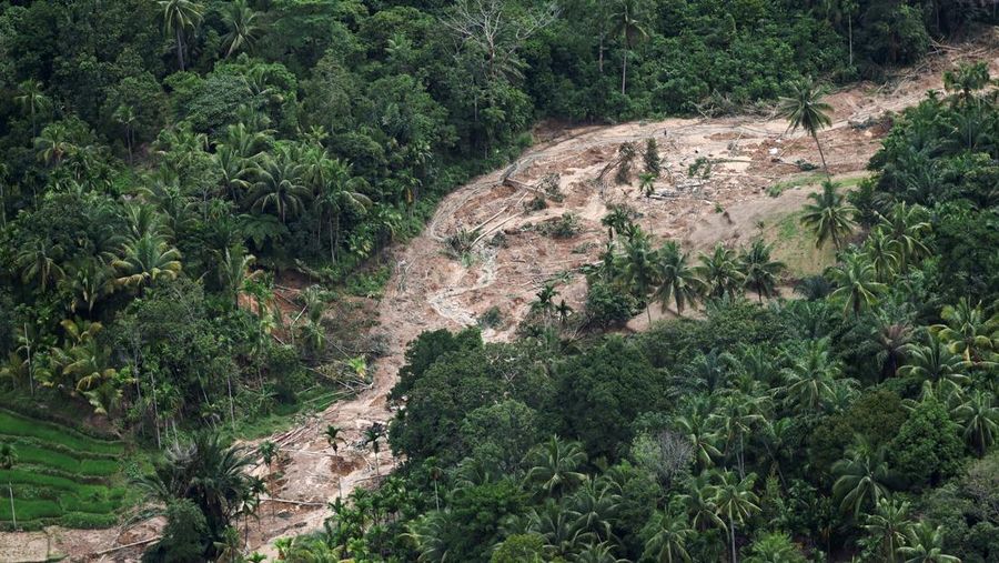Pemandangan udara menunjukkan area yang rusak akibat banjir bandang di Palembayan, Kabupaten Agam, Provinsi Sumatera Barat, Indonesia, Minggu (30/11/2025). (REUTERS/Willy Kurniawan)