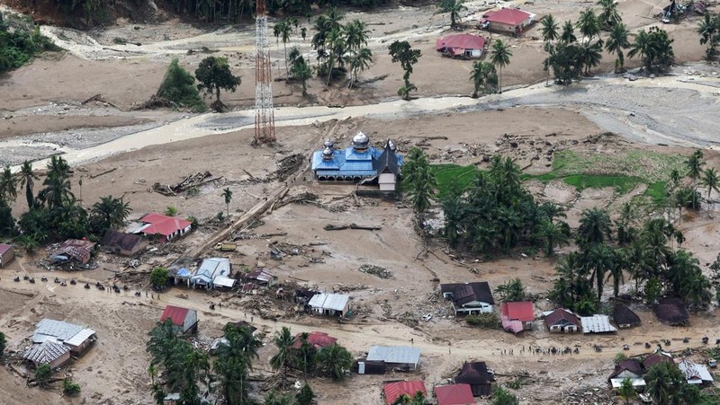 Pemandangan udara menunjukkan area yang rusak akibat banjir bandang di Palembayan, Kabupaten Agam, Provinsi Sumatera Barat, Indonesia, Minggu (30/11/2025). (REUTERS/Willy Kurniawan)