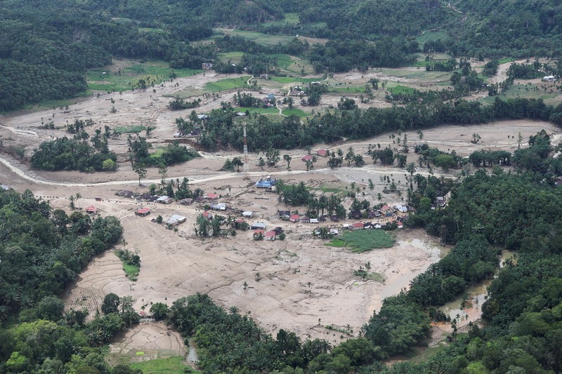 Pemandangan udara menunjukkan area yang rusak akibat banjir bandang di Palembayan, Kabupaten Agam, Provinsi Sumatera Barat, Indonesia, Minggu (30/11/2025). (REUTERS/Willy Kurniawan)