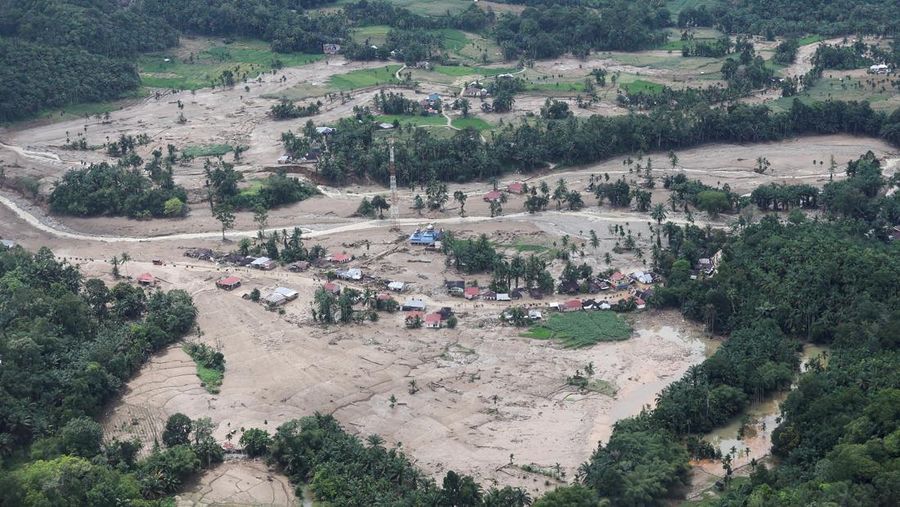 Pemandangan udara menunjukkan area yang rusak akibat banjir bandang di Palembayan, Kabupaten Agam, Provinsi Sumatera Barat, Indonesia, Minggu (30/11/2025). (REUTERS/Willy Kurniawan)
