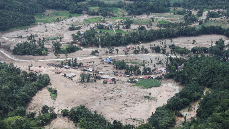 Pemandangan udara menunjukkan area yang rusak akibat banjir bandang di Palembayan, Kabupaten Agam, Provinsi Sumatera Barat, Indonesia, Minggu (30/11/2025). (REUTERS/Willy Kurniawan)