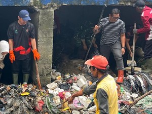 Bersih-bersih Parit, Walkot Pekanbaru Ajak Istri dan OPD Gotong Royong