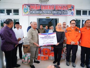 Pemprov Jatim Serahkan Bantuan Kemanusiaan untuk Korban Bencana Sumatera