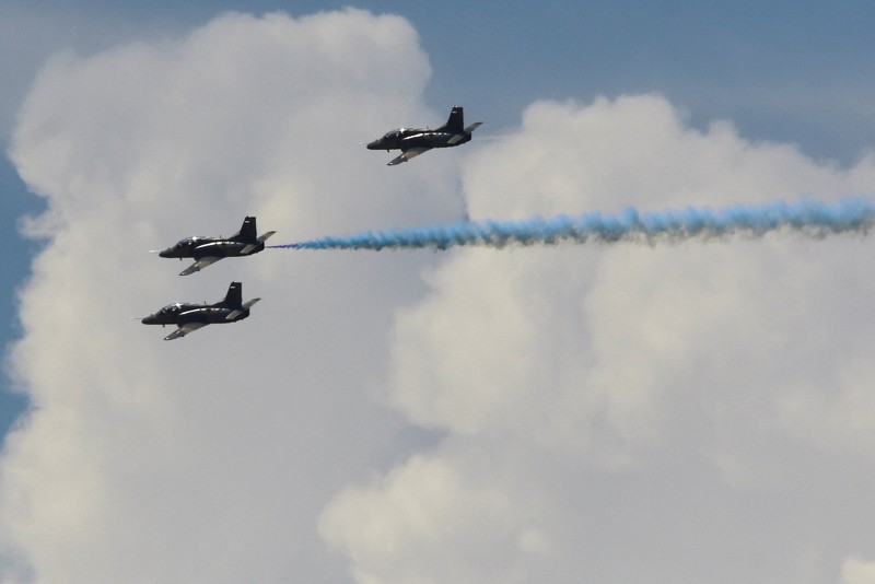 Pesawat militer beraksi di Expo Aeronautica Venezuela 2025, setelah Presiden AS Donald Trump mengatakan pada hari Sabtu bahwa wilayah udara di atas dan di sekitar Venezuela harus dianggap 