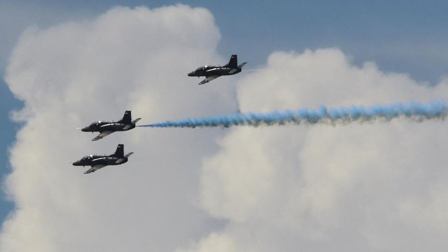 Pesawat militer beraksi di Expo Aeronautica Venezuela 2025, setelah Presiden AS Donald Trump mengatakan pada hari Sabtu bahwa wilayah udara di atas dan di sekitar Venezuela harus dianggap 