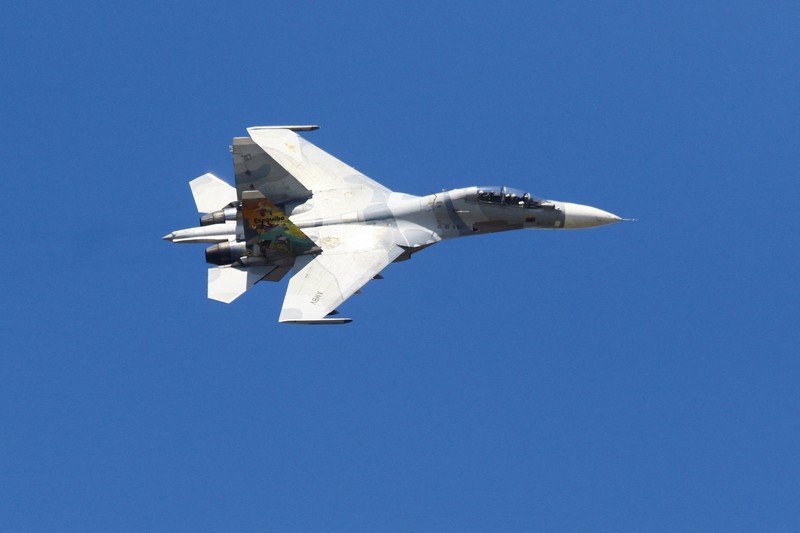 Pesawat militer beraksi di Expo Aeronautica Venezuela 2025, setelah Presiden AS Donald Trump mengatakan pada hari Sabtu bahwa wilayah udara di atas dan di sekitar Venezuela harus dianggap 