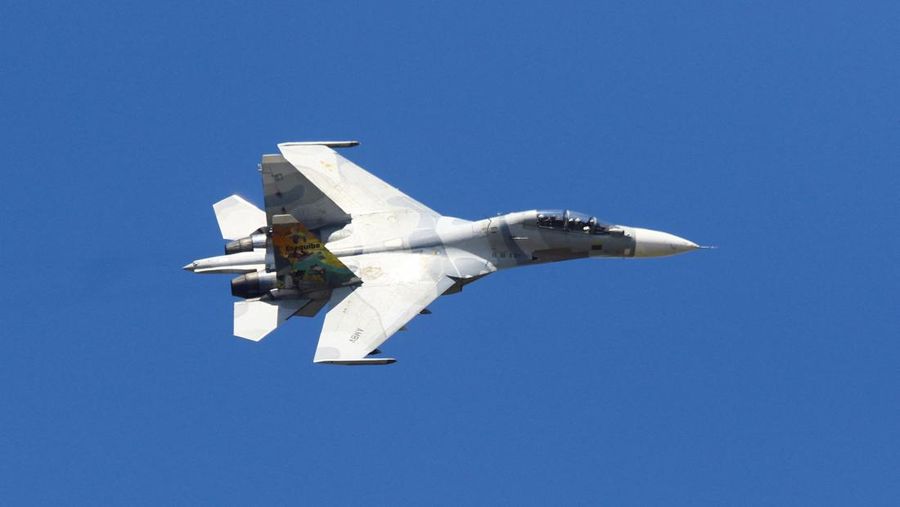 Pesawat militer beraksi di Expo Aeronautica Venezuela 2025, setelah Presiden AS Donald Trump mengatakan pada hari Sabtu bahwa wilayah udara di atas dan di sekitar Venezuela harus dianggap 