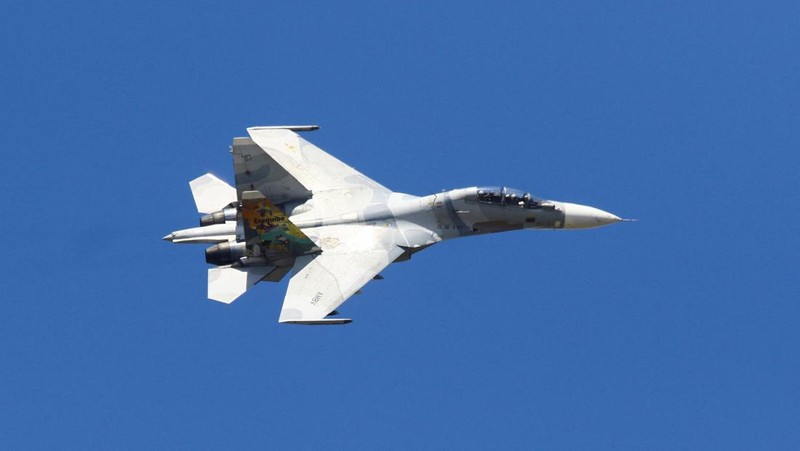 Pesawat militer beraksi di Expo Aeronautica Venezuela 2025, setelah Presiden AS Donald Trump mengatakan pada hari Sabtu bahwa wilayah udara di atas dan di sekitar Venezuela harus dianggap 