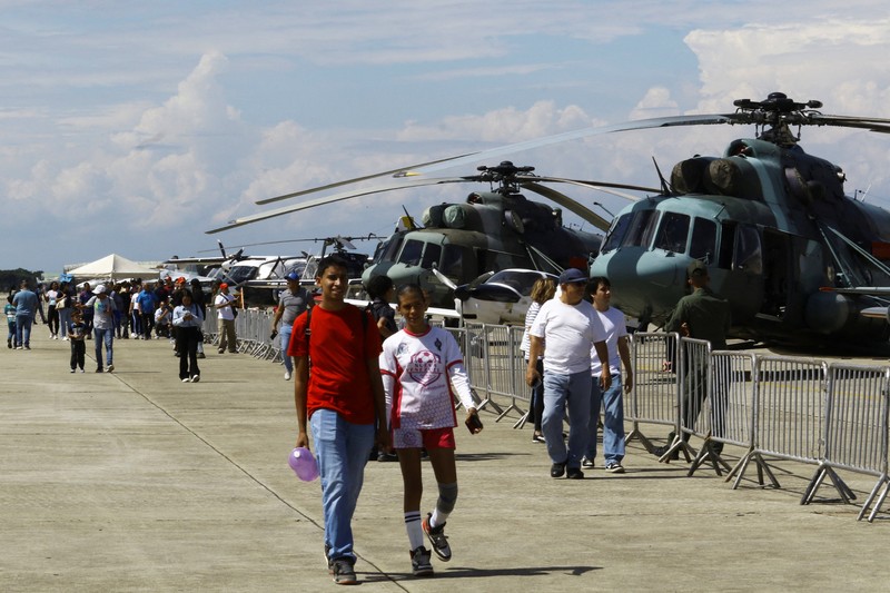 Pesawat militer beraksi di Expo Aeronautica Venezuela 2025, setelah Presiden AS Donald Trump mengatakan pada hari Sabtu bahwa wilayah udara di atas dan di sekitar Venezuela harus dianggap 