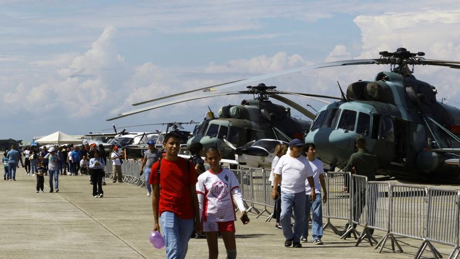 Pesawat militer beraksi di Expo Aeronautica Venezuela 2025, setelah Presiden AS Donald Trump mengatakan pada hari Sabtu bahwa wilayah udara di atas dan di sekitar Venezuela harus dianggap 