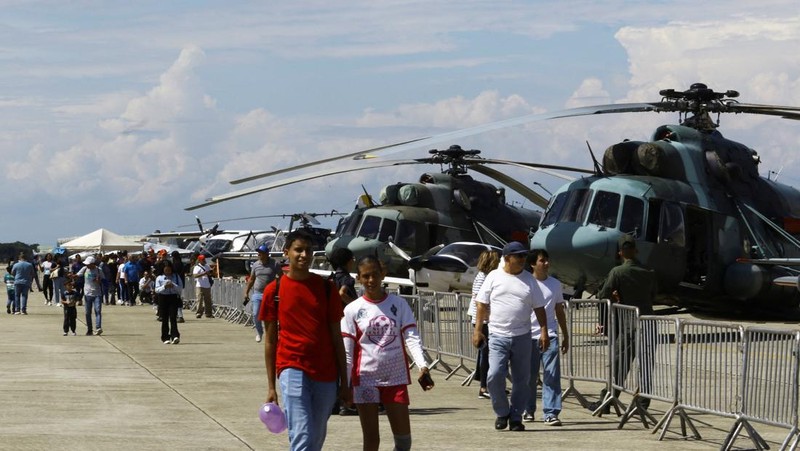 Pesawat militer beraksi di Expo Aeronautica Venezuela 2025, setelah Presiden AS Donald Trump mengatakan pada hari Sabtu bahwa wilayah udara di atas dan di sekitar Venezuela harus dianggap 