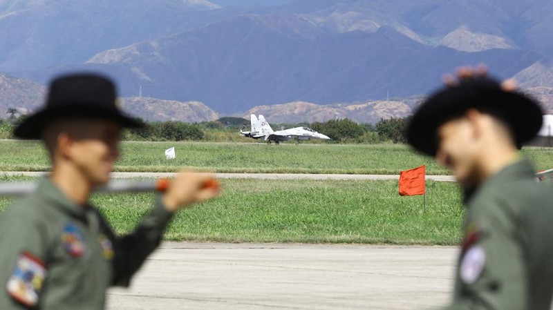 Pesawat militer beraksi di Expo Aeronautica Venezuela 2025, setelah Presiden AS Donald Trump mengatakan pada hari Sabtu bahwa wilayah udara di atas dan di sekitar Venezuela harus dianggap 
