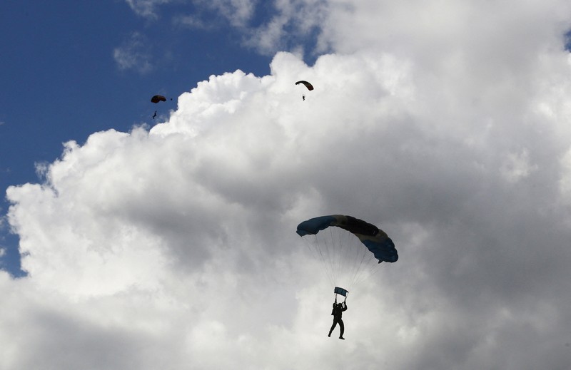 Pesawat militer beraksi di Expo Aeronautica Venezuela 2025, setelah Presiden AS Donald Trump mengatakan pada hari Sabtu bahwa wilayah udara di atas dan di sekitar Venezuela harus dianggap 