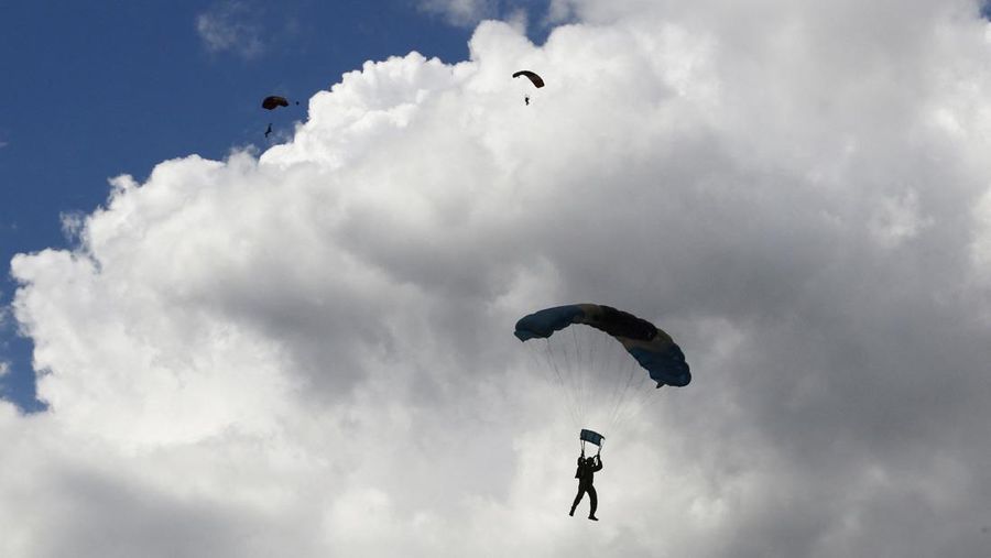 Pesawat militer beraksi di Expo Aeronautica Venezuela 2025, setelah Presiden AS Donald Trump mengatakan pada hari Sabtu bahwa wilayah udara di atas dan di sekitar Venezuela harus dianggap 