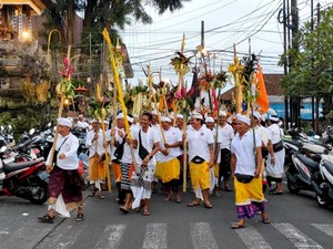 Ratusan Pria Bertombak Keliling Desa Ikuti Ngerebeg Matiti Suara di Blahkiuh