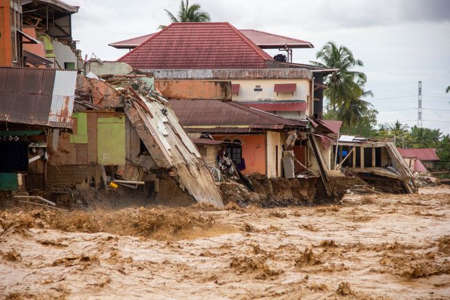 Penampakan Kayu Gelondongan Berserakan di Pantai Usai Banjir di Padang