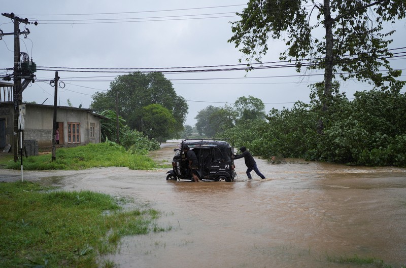 Sri Lanka menetapkan status darurat nasional pada Sabtu (29/11), setelah banjir bandang dan longsor yang dipicu Siklon Ditwah. (REUTERS/ Thilina Kaluthotage)