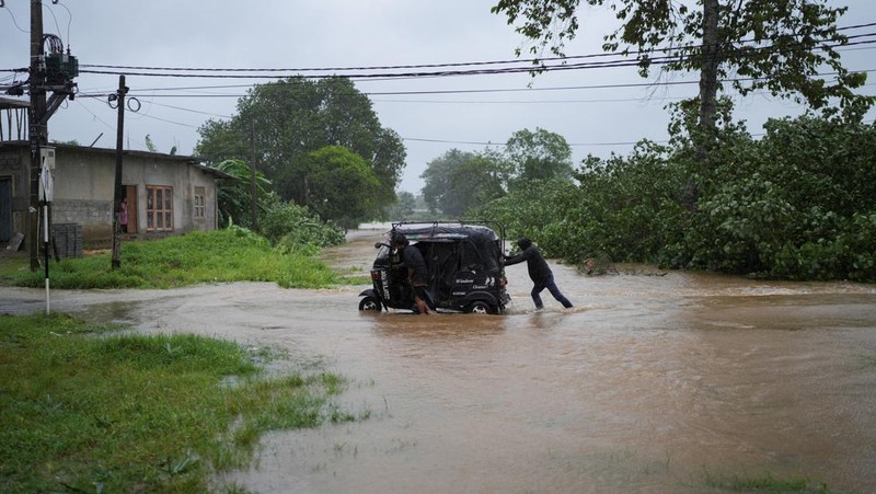 Sri Lanka menetapkan status darurat nasional pada Sabtu (29/11), setelah banjir bandang dan longsor yang dipicu Siklon Ditwah. (REUTERS/ Thilina Kaluthotage)
