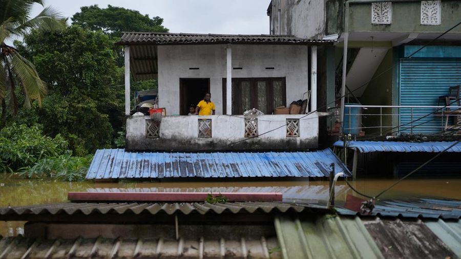 Sri Lanka menetapkan status darurat nasional pada Sabtu (29/11), setelah banjir bandang dan longsor yang dipicu Siklon Ditwah. (REUTERS/ Thilina Kaluthotage)