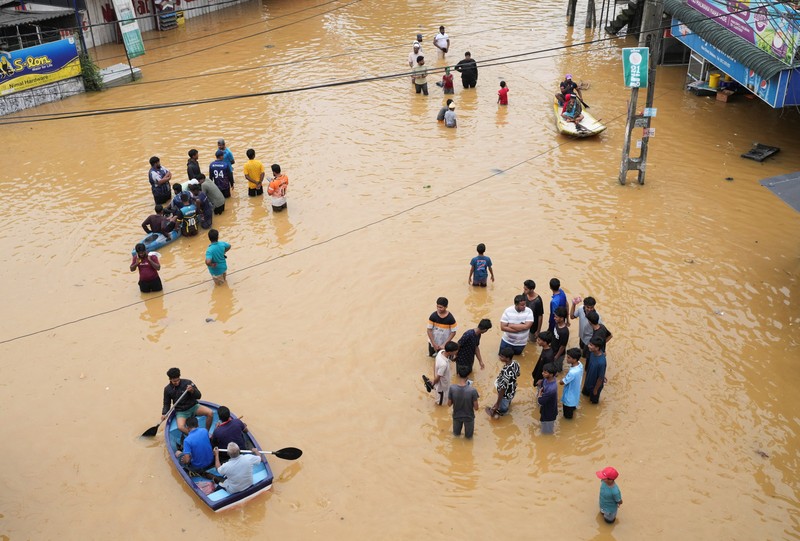 Sri Lanka menetapkan status darurat nasional pada Sabtu (29/11), setelah banjir bandang dan longsor yang dipicu Siklon Ditwah. (REUTERS/ Thilina Kaluthotage)