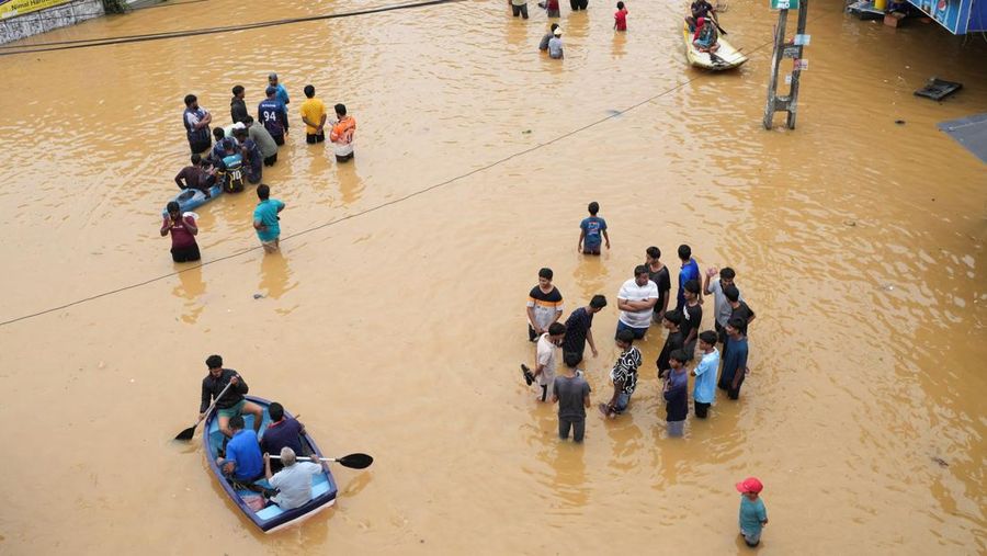 Sri Lanka menetapkan status darurat nasional pada Sabtu (29/11), setelah banjir bandang dan longsor yang dipicu Siklon Ditwah. (REUTERS/ Thilina Kaluthotage)