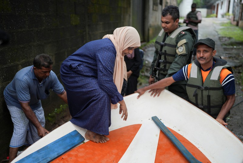 Sri Lanka menetapkan status darurat nasional pada Sabtu (29/11), setelah banjir bandang dan longsor yang dipicu Siklon Ditwah. (REUTERS/ Thilina Kaluthotage)