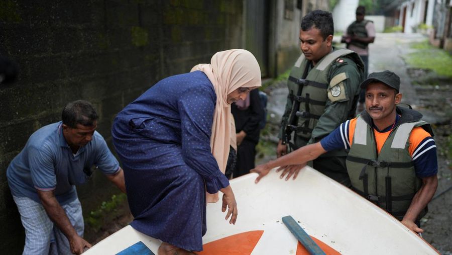 Sri Lanka menetapkan status darurat nasional pada Sabtu (29/11), setelah banjir bandang dan longsor yang dipicu Siklon Ditwah. (REUTERS/ Thilina Kaluthotage)