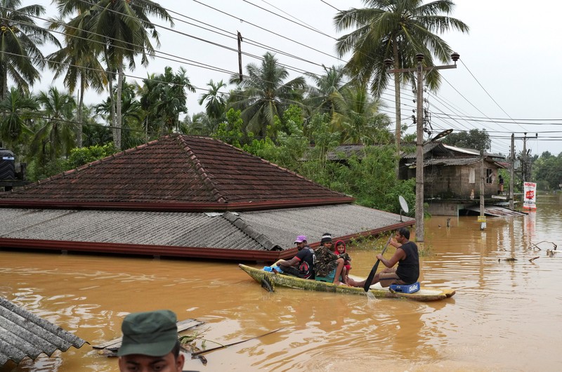 Sri Lanka menetapkan status darurat nasional pada Sabtu (29/11), setelah banjir bandang dan longsor yang dipicu Siklon Ditwah. (REUTERS/ Thilina Kaluthotage)