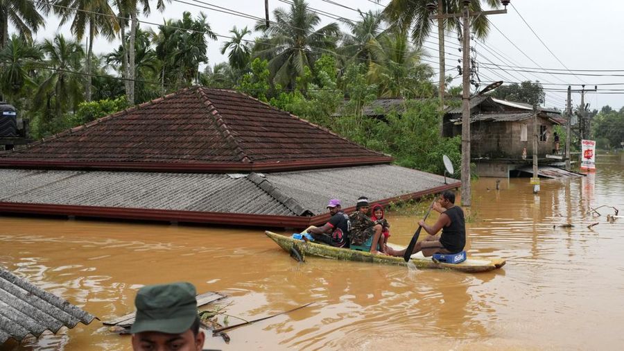 Sri Lanka menetapkan status darurat nasional pada Sabtu (29/11), setelah banjir bandang dan longsor yang dipicu Siklon Ditwah. (REUTERS/ Thilina Kaluthotage)
