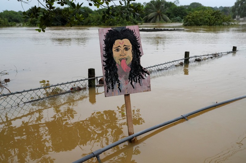 Sri Lanka menetapkan status darurat nasional pada Sabtu (29/11), setelah banjir bandang dan longsor yang dipicu Siklon Ditwah. (REUTERS/ Thilina Kaluthotage)