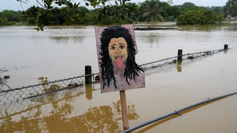 Sri Lanka menetapkan status darurat nasional pada Sabtu (29/11), setelah banjir bandang dan longsor yang dipicu Siklon Ditwah. (REUTERS/ Thilina Kaluthotage)