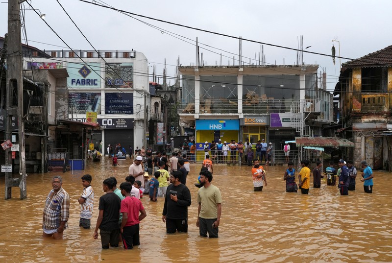 Sri Lanka menetapkan status darurat nasional pada Sabtu (29/11), setelah banjir bandang dan longsor yang dipicu Siklon Ditwah. (REUTERS/ Thilina Kaluthotage)