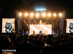 Pakai Jersey Bepe, Vokalis The Pains of Being Pure at Heart Ikut Rayain HUT Persija