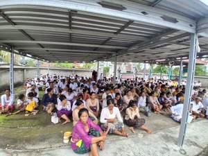 Khidmat Kuningan Warga Hindu Bali di Tanah Sumbawa