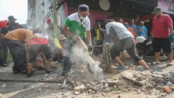 Warga Patungan Cor Jalan Rusak-Bongkar Bangunan yang Tutup Drainase di Tambun
