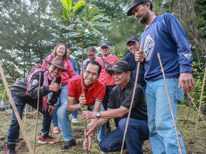 Adi Sutarwijono Ajak Kader PDIP Tanam Mangrove dan Rawat Bumi Pertiwi