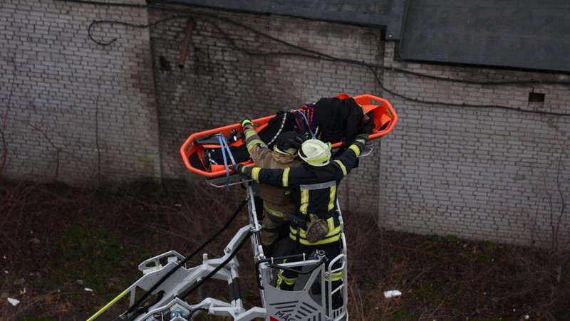Akibat serangan rudal Rusia di Dnipro, Ukraina, Senin (1/12/2025). (Handout via REUTERS)