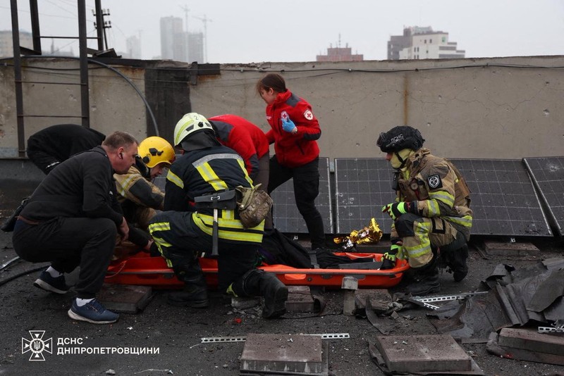 Akibat serangan rudal Rusia di Dnipro, Ukraina, Senin (1/12/2025). (Handout via REUTERS)