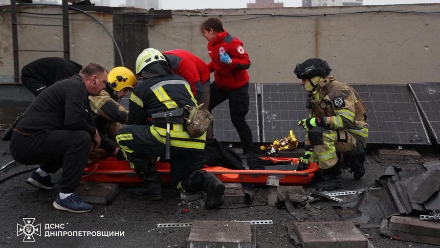 Akibat serangan rudal Rusia di Dnipro, Ukraina, Senin (1/12/2025). (Handout via REUTERS)