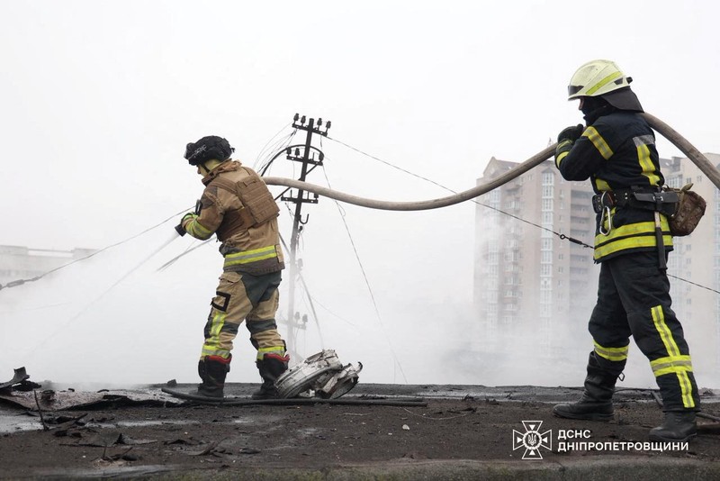 Akibat serangan rudal Rusia di Dnipro, Ukraina, Senin (1/12/2025). (Handout via REUTERS)