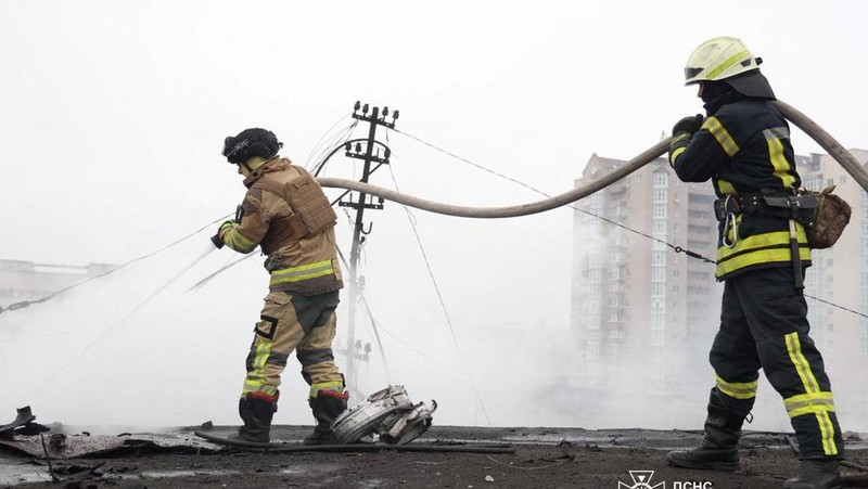 Akibat serangan rudal Rusia di Dnipro, Ukraina, Senin (1/12/2025). (Handout via REUTERS)