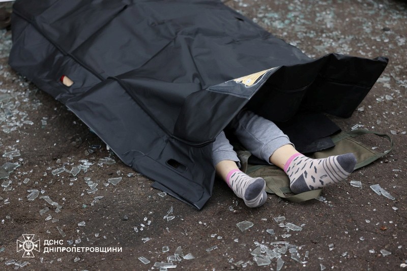 Akibat serangan rudal Rusia di Dnipro, Ukraina, Senin (1/12/2025). (Handout via REUTERS)