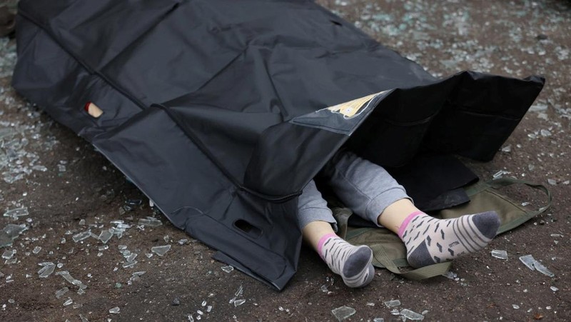 Akibat serangan rudal Rusia di Dnipro, Ukraina, Senin (1/12/2025). (Handout via REUTERS)